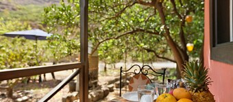 Cabane de campagne "Finca Nim 1" dans une ferme, avec vue sur les montagnes, piscine et Wifi