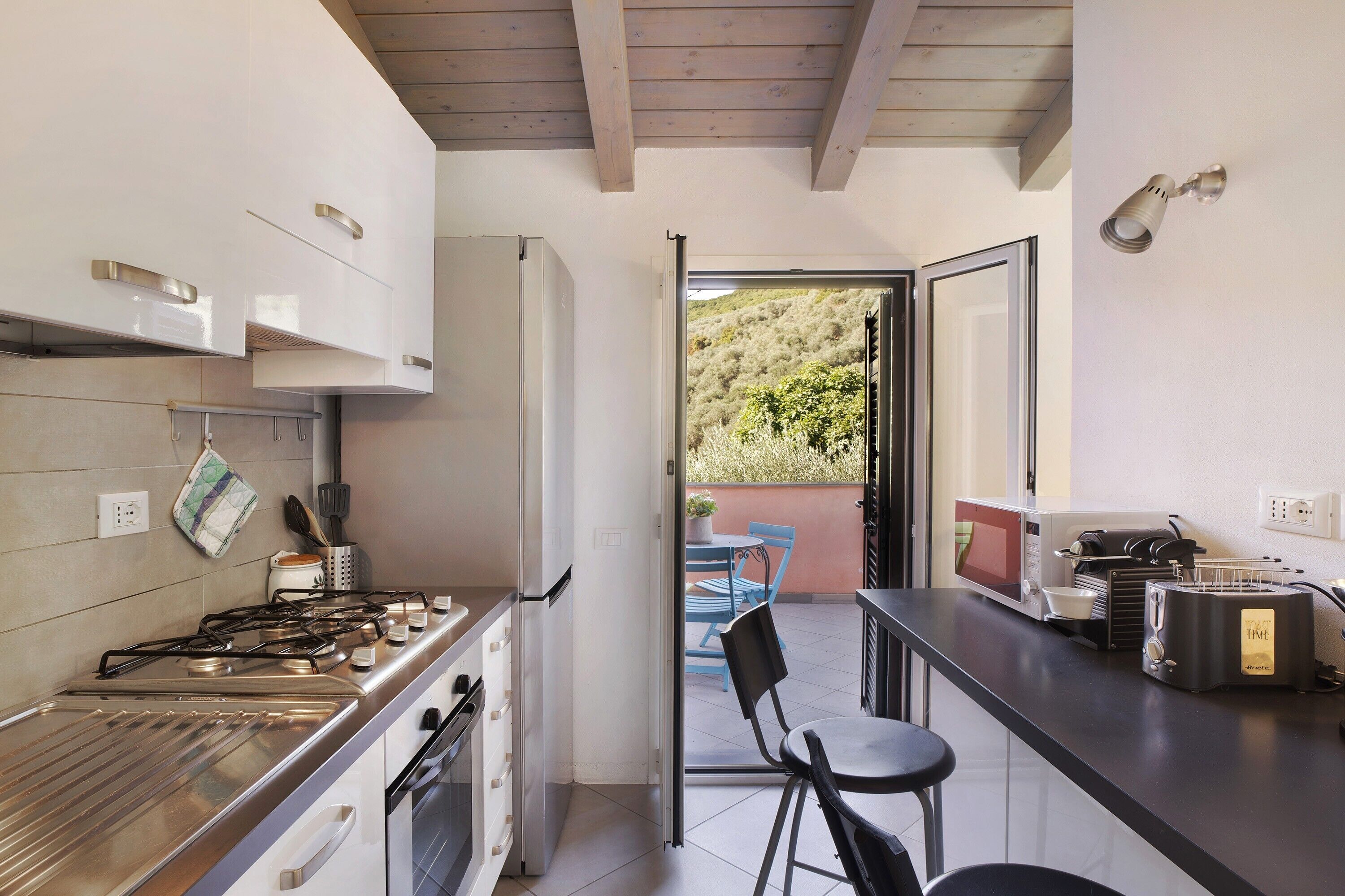 Een koelkast, een magnetron, een oven, een kookplaat