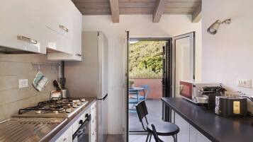 Réfrigérateur, four à micro-ondes, un four, surface de cuisson