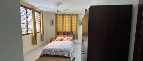 Condo, 2 habitaciones, balcón, vista a la montaña | 2 habitaciones, tabla de planchar con plancha, wifi y ropa de cama