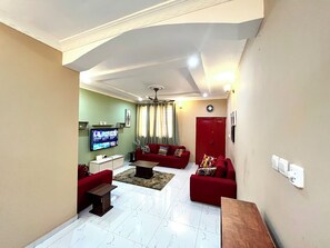 Condo, 2 phòng ngủ, ban công, quang cảnh núi | Khu phòng khách | TV 