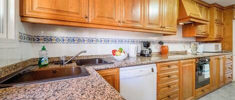 ثلاجة، ميكروويف، فرن، موقد طهي مسطح