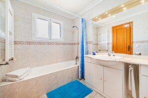 Bañera, secador de pelo y toallas