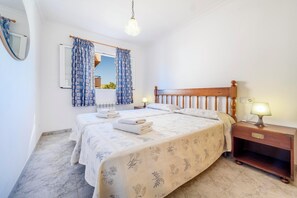 4 slaapkamers, een strijkplank/strijkijzer, gratis wifi, beddengoed