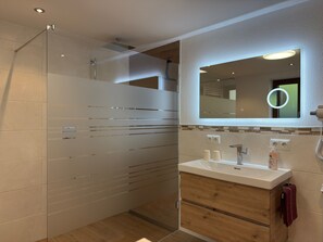 Dusche, Haartrockner, Handtücher