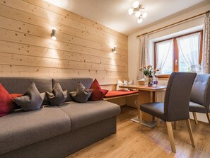Living area - Apartment Zuhaus- 2 persons, 36sqm, terrace with mountain view (Bad Reichenhall)