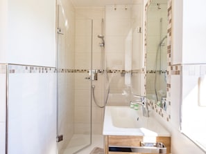 Shower, hair dryer, towels - Vacation apartment in the farmhouse- 2 persons, 30sqm, balcony with mountain view (Bad Reichenhall)