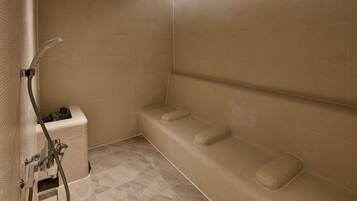 Un baño moderno con ducha, inodoro y lavamanos.