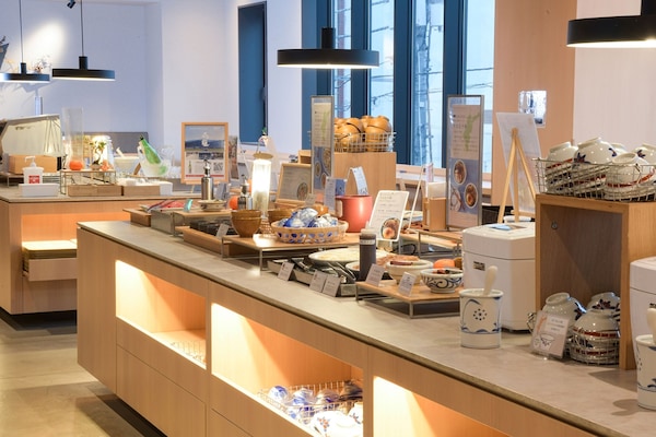 Daily buffet breakfast (JPY 1500 per person)
