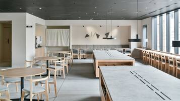 Se ofrece un desayuno bufé (1500 JPY por persona)