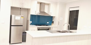 Microwave, dishwasher, cookware/dishes/utensils - The Willandra (Harkness)