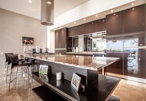 Een koelkast, een magnetron, een oven, een vaatwasser