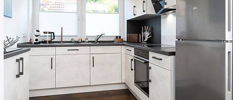 Jääkaappi, mikroaaltouuni, uuni, astianpesukone