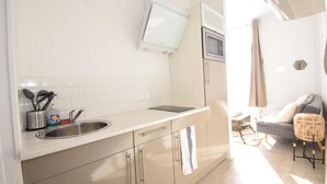 Eine moderne Küche mit Spüle, Schränken und einem Fenster.