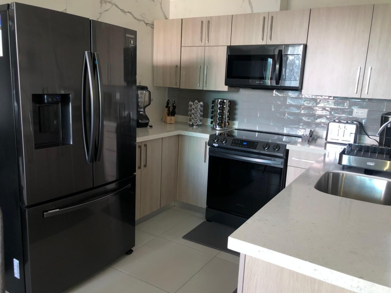 Geladeira, micro-ondas, fogão, cooktop
