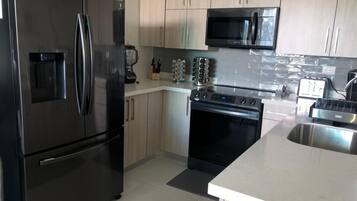 Geladeira, micro-ondas, fogão, cooktop