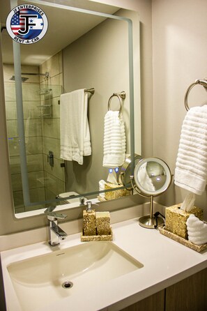Dusche, Haartrockner, Handtücher, Seife