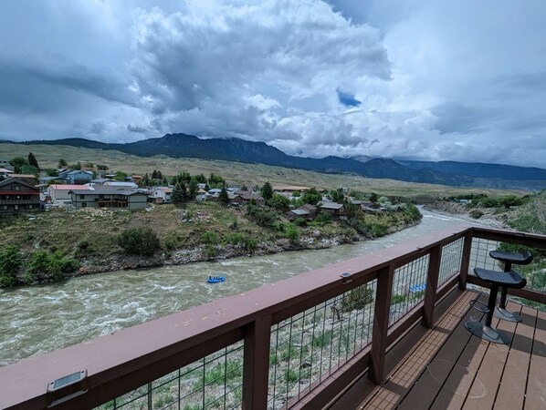 Property grounds - Yellowstone Treasure Guest House #1 (Gardiner)