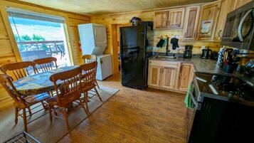 Full-size fridge, microwave, oven, stovetop