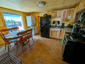 Full-sized fridge, microwave, oven, stovetop - Yellowstone Treasure Guest House #1 (Gardiner)