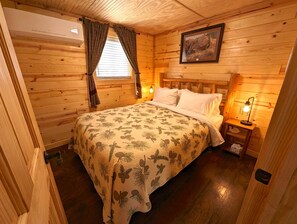 3 bedrooms, iron/ironing board, WiFi, bed sheets - Yellowstone Treasure Guest House #1 (Gardiner)