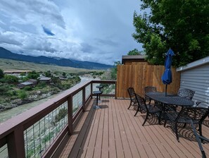 Outdoor dining - Yellowstone Treasure Guest House #1 (Gardiner)