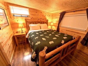 2 bedrooms, iron/ironing board, WiFi, bed sheets - Yellowstone Treasure Guest House #1 (Gardiner)