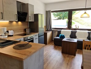 Jääkaappi, liesi, astianpesukone, kahvin-/teenkeitin