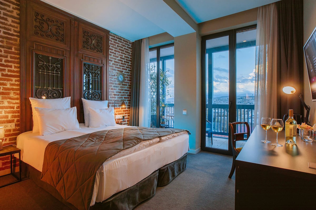Minibar, két bảo mật tại phòng, bàn