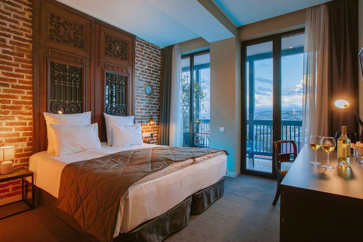 2 bedrooms, minibar, in-room safe, desk