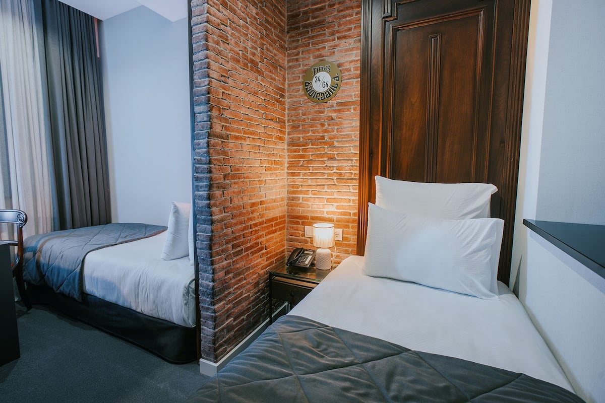 Minibar, két bảo mật tại phòng, bàn