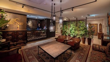 Coin salon dans le hall