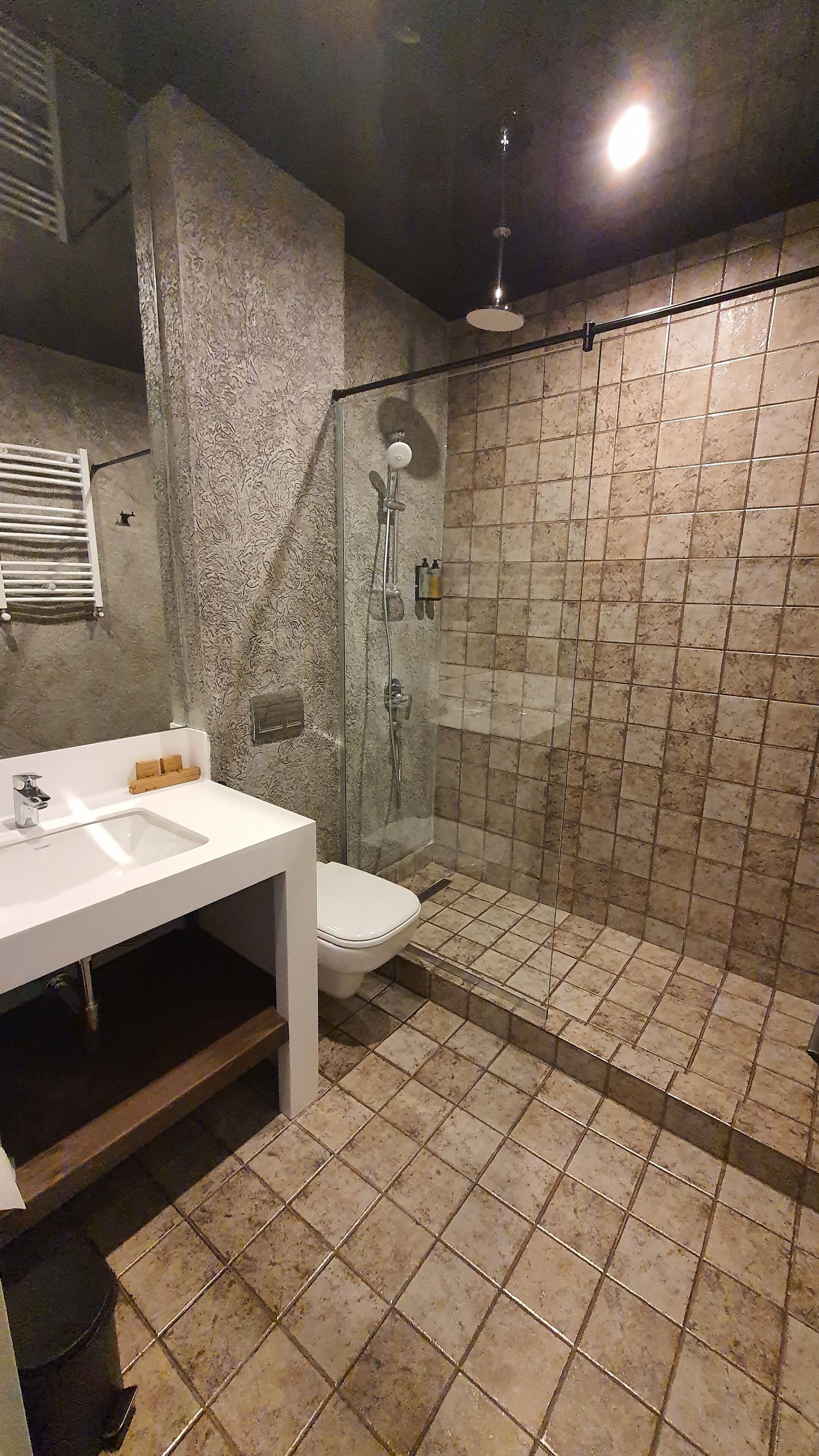 Ein Badezimmer mit Duschkabine, Waschbecken in Weiß und Toilette.