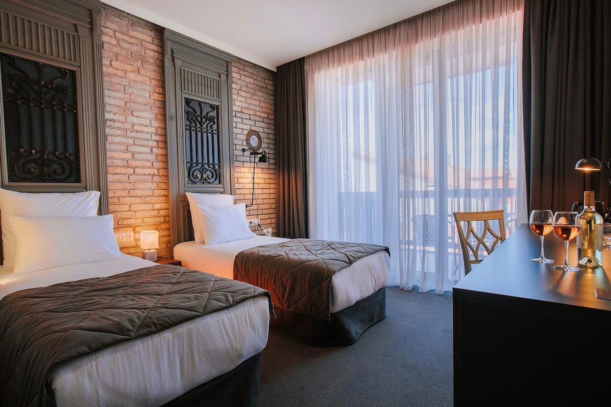 Minibar, két bảo mật tại phòng, bàn