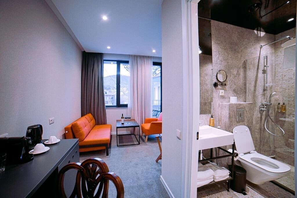 deluxe king suite | living area | flat-screen tv, printers