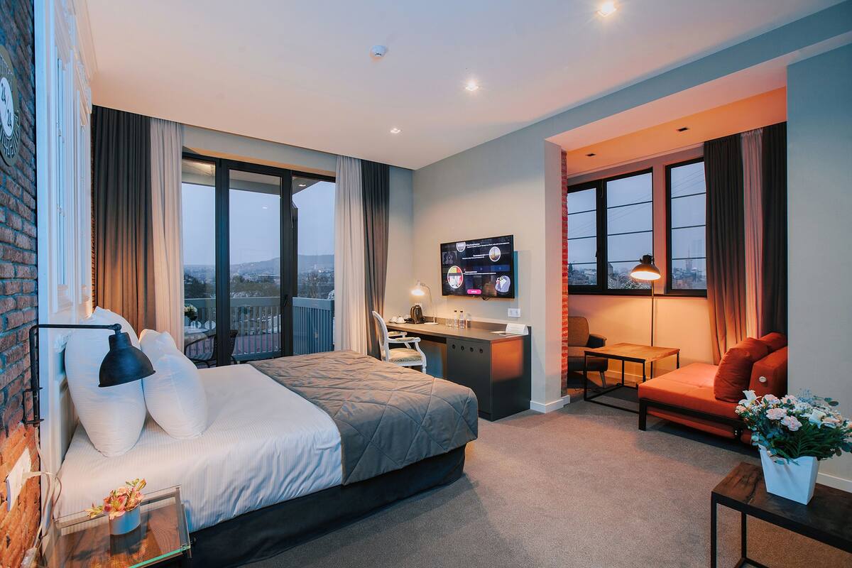 Phòng đôi Exclusive, ban công | Minibar, két bảo mật tại phòng, bàn