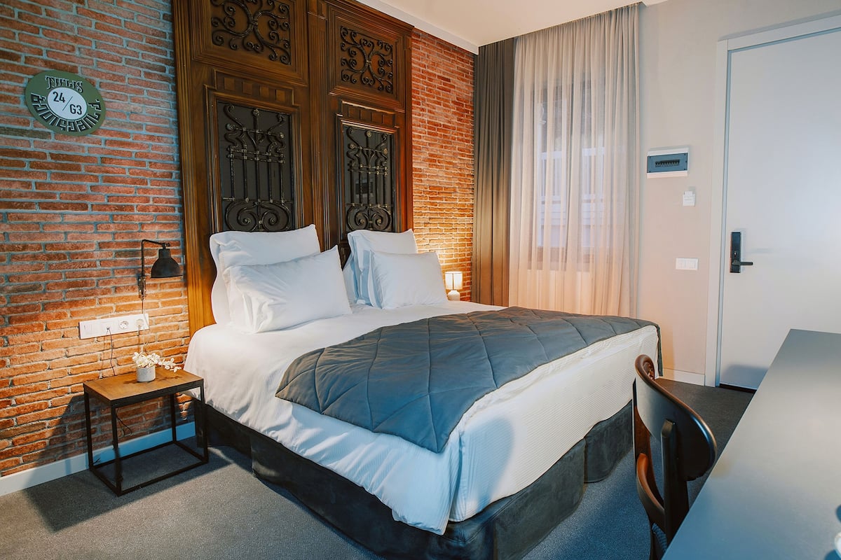 Minibar, két bảo mật tại phòng, bàn