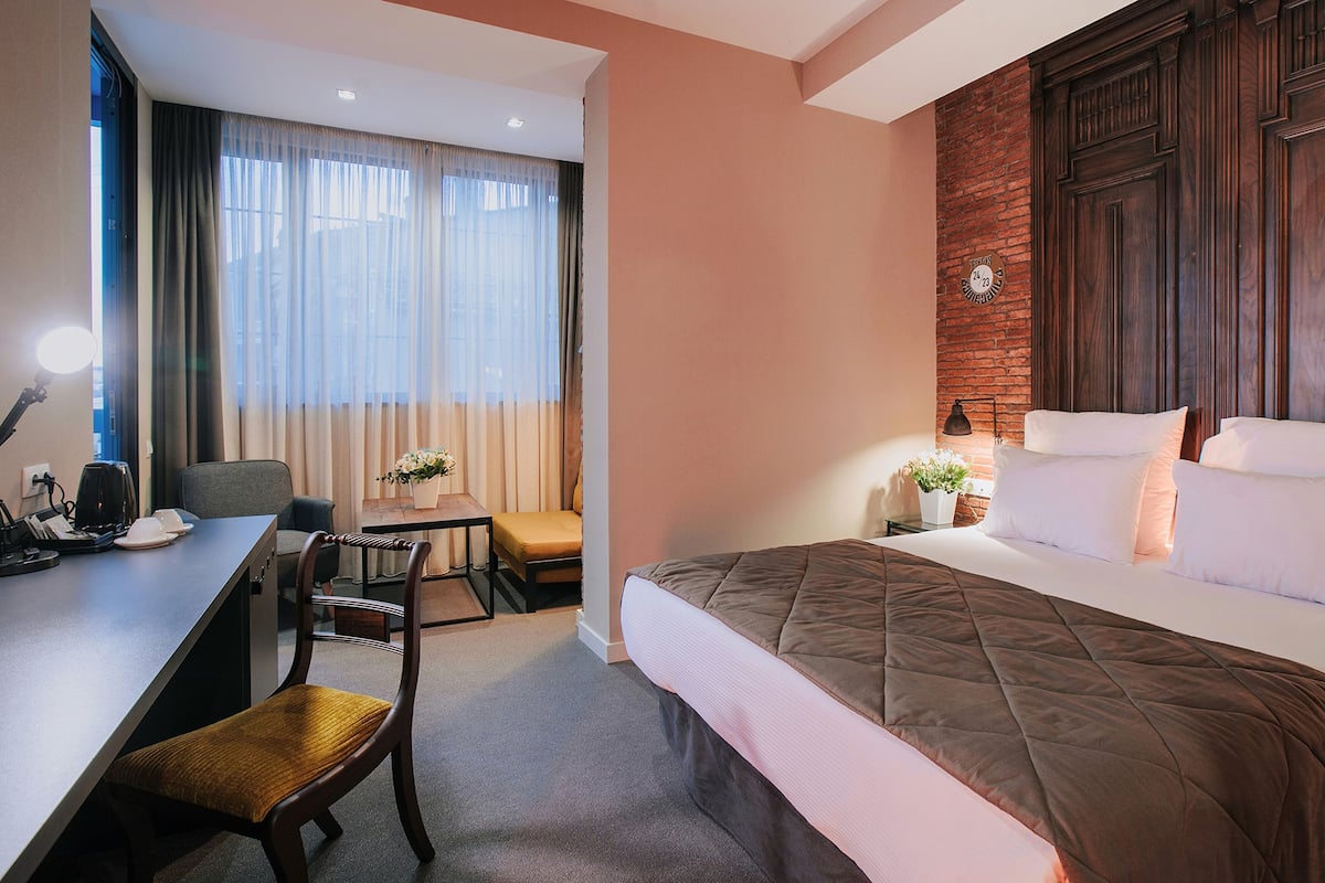 Phòng đôi Junior, ban công | Minibar, két bảo mật tại phòng, bàn