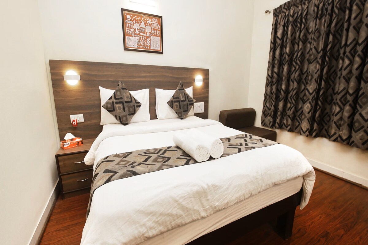 Minibar, WiFi (free), bed sheets