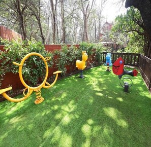 Lasten leikkialue ulkona