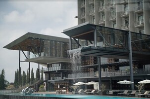 2 Außenpools, Sonnenschirme, Liegestühle