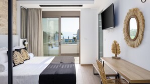 Une chambre d’hôtel moderne équipée d’un lit, d’un bureau, d’une télévision et d’un balcon avec vue.