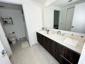 Tina, toallas, jabón, shampoo 