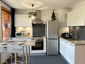 Fridge, microwave, oven, dishwasher - Renovated Apartment, Walking Distance to Slopes, South-West Balcony, Comfort Amenities (Les Gets)