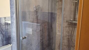 Haartrockner, Handtücher, Toilettenpapier