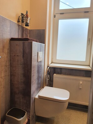 Haartrockner, HandtĂŒcher, Toilettenpapier