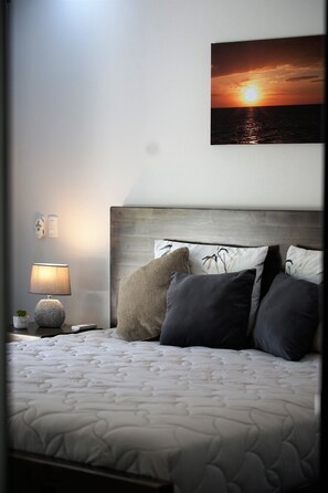 2 bedrooms, in-room safe, iron/ironing board, travel crib - Casa Sendero de Monos - a modern gem in a private setting (Sámara)