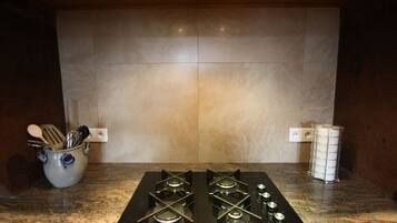 Réfrigérateur, micro-ondes, four, lave-vaisselle