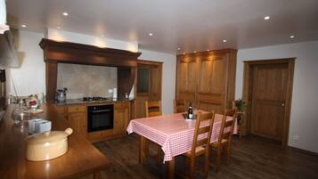 Een koelkast, een microgolfoven, een oven, een vaatwasser