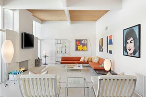 TV, fireplace - Classic Alexander Home with Mountain Views in Vista Las Palmas! (Palm Springs)
